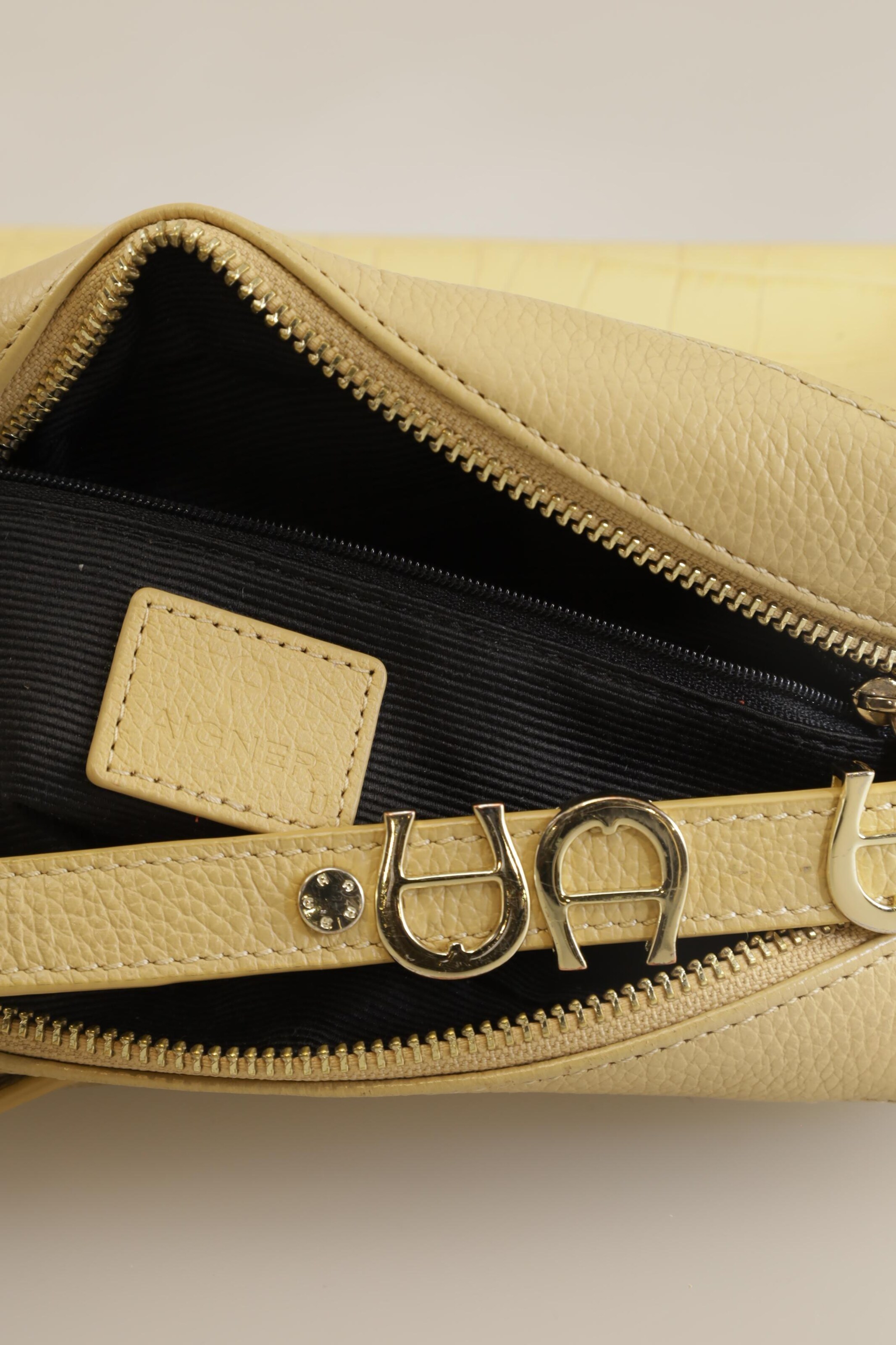 AIGNER Handtasche klein Leder One Size in Gelb