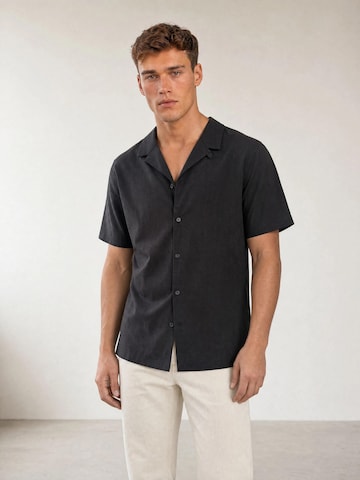 Coupe slim Chemise 'The Michael Linen Slim-Fit Shirt' ARMIE en noir : devant