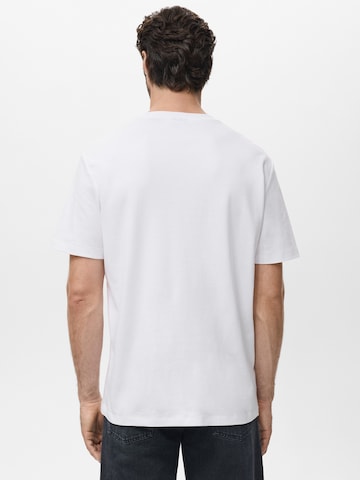 Tricou 'KIMI' de la MANGO MAN pe alb