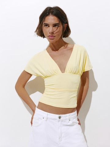 Pull&Bear Тениска в жълто: отпред