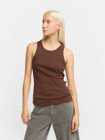 Soft Rebels Top in Bruin: voorkant