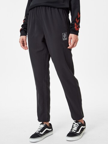 Effilé Pantalon de sport Hummel en noir : devant