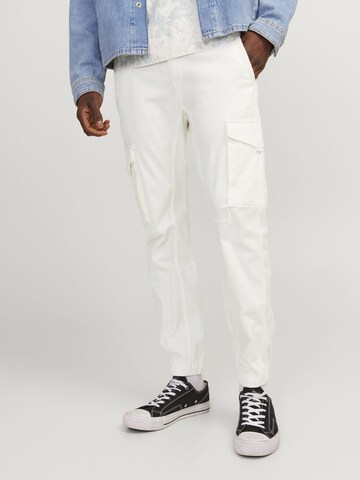 JACK & JONES Tapered Cargo Pants in White: front