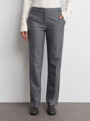 Regular Pantalon Dilvin en gris : devant