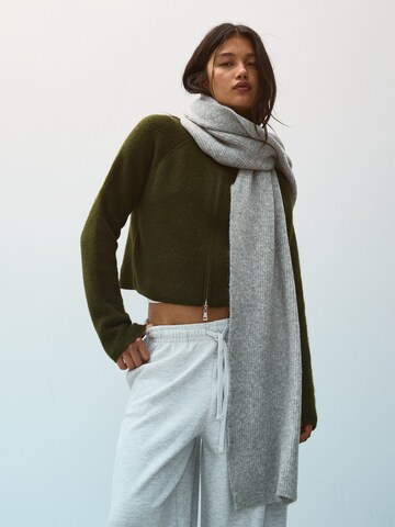 Foulards oversize Bershka en gris : devant