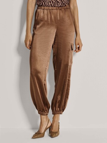 MADELEINE Tapered Hose in Braun: Vorderseite