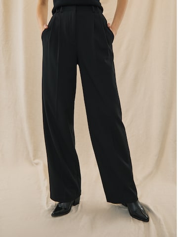 Kendall for ABOUT YOU Wide leg Pantalon 'Alexis' in Zwart: voorkant