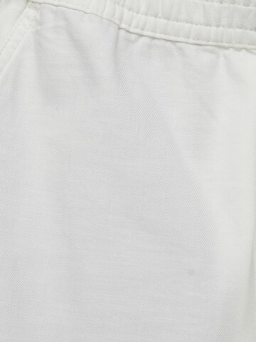 Pull&Bear Regular Shorts in Weiß