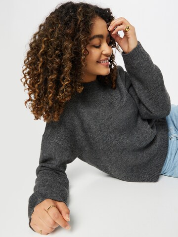 Sisley Пуловер в сиво