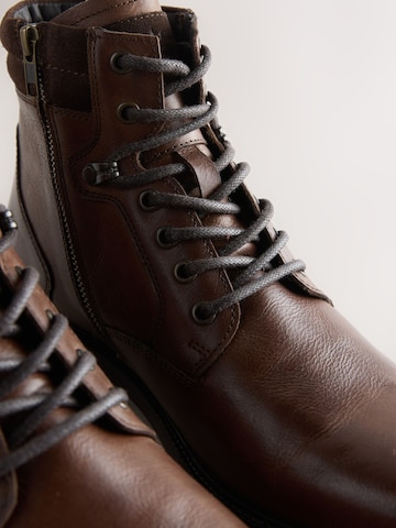 Next - Botas con cordones en marrón