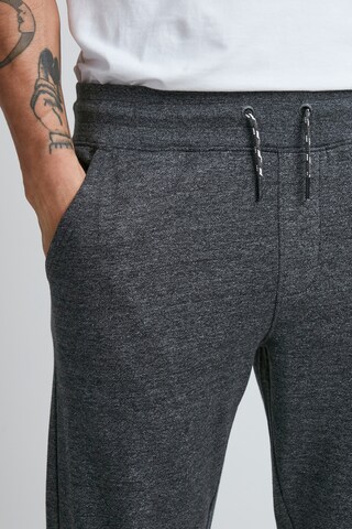 11 Project Tapered Broek 'OLE' in Grijs