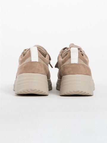 Sneaker bassa di VITAFORM in beige