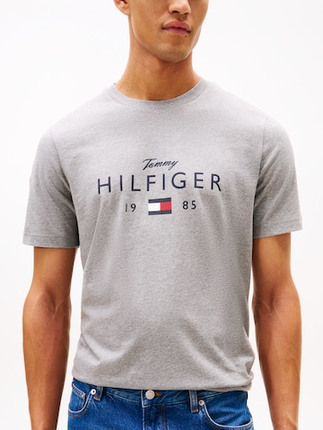 Maglietta 'BRAND LOVE' di TOMMY HILFIGER in grigio