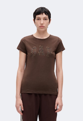 Tricou de la GAP pe maro: față