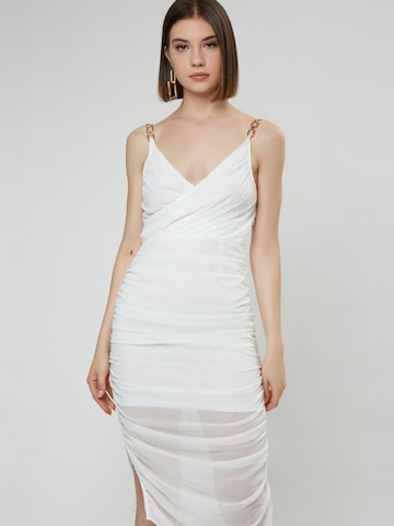 Influencer Φόρεμα κοκτέιλ σε λευκό