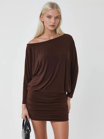 Busem - Vestido em castanho: frente