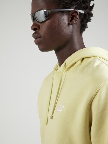 Coupe regular Sweat-shirt 'Club Fleece' Nike Sportswear en jaune