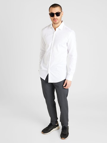 HUGO - Ajuste estrecho Camisa 'Kenno' en blanco