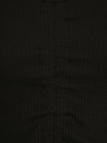 Pieces Petite - Camiseta 'TEGAN' en negro