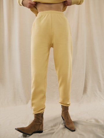 Pantalon 'Dillen' Kendall for ABOUT YOU en jaune : devant