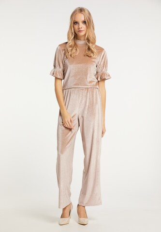 Wide leg Pantaloni di myMo at night in beige