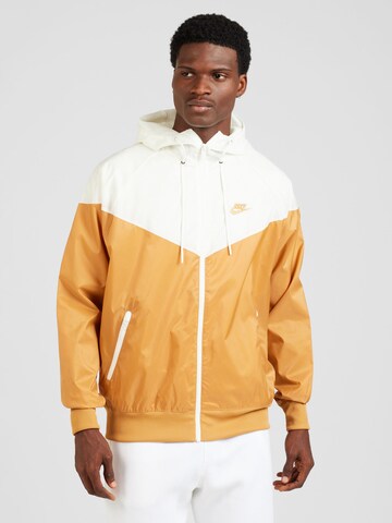 Nike SportswearPrijelazna jakna 'Heritage Essentials' - smeđa boja: prednji dio