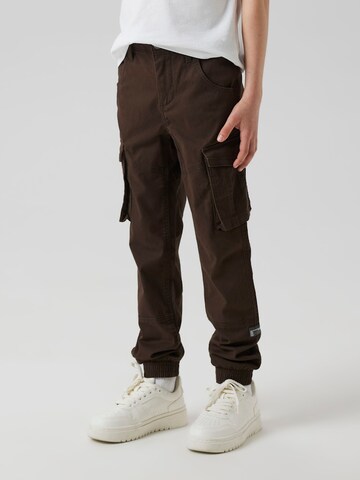 NAME IT Tapered Pants 'NITBAMGO' in Brown: front