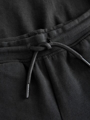 Set Next en noir