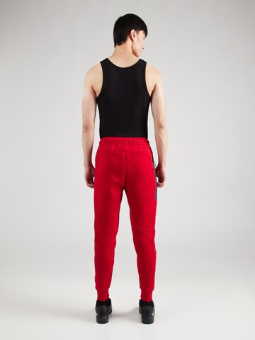 Effilé Pantalon 'TCH FLC' Nike Sportswear en rouge