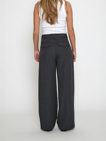 Wide leg Pantaloni 'Vivianne' di minus in grigio