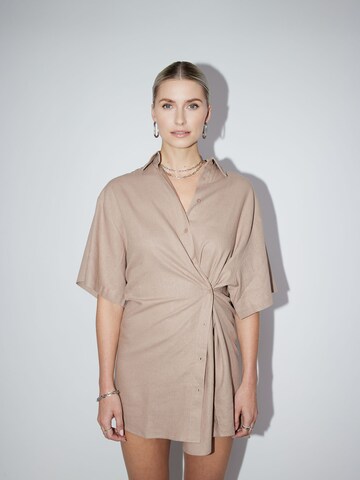 Robe-chemise 'Ava' LeGer by Lena Gercke en marron : devant