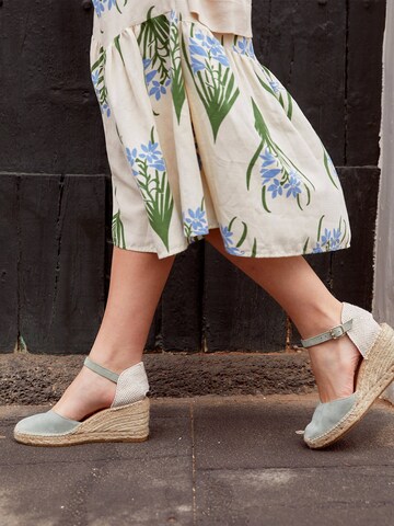 Alhamas Strap sandal 'Alpargata Cuña 7 cm' in Green: front