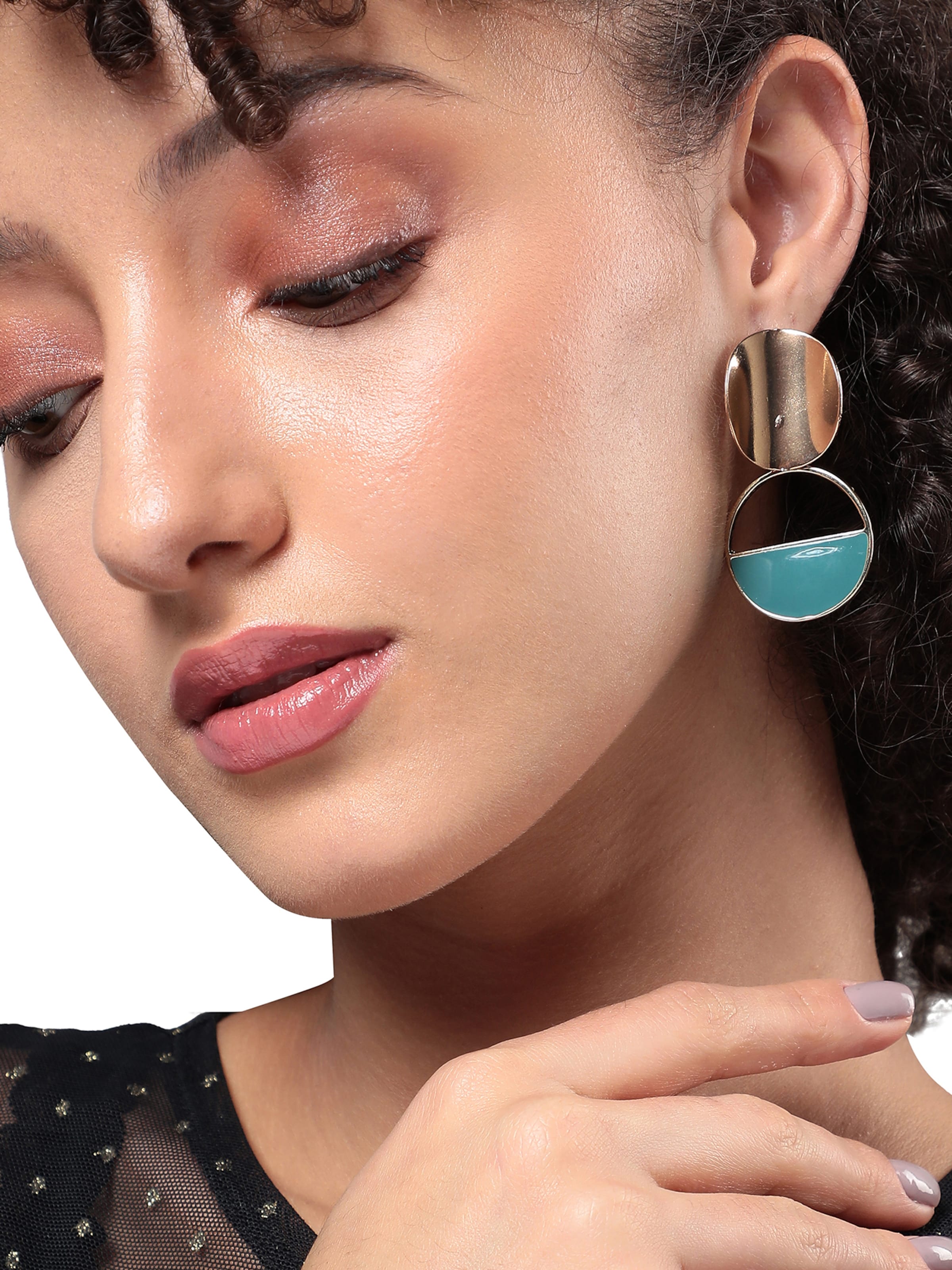 SOHI Kõrvarõngas 'Archana', värv Kuld: eest vaates