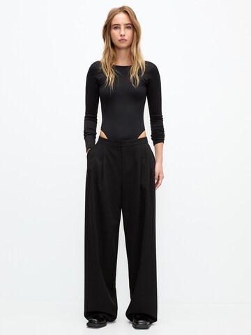 Wide Leg Pantalon à pince Pull&Bear en noir : devant