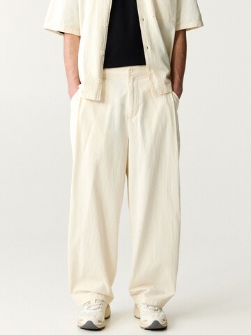 Pull&Bear Baggy Pleat-front trousers in White: front