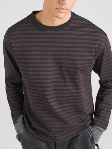 WEEKDAY Μπλουζάκι σε καφέ