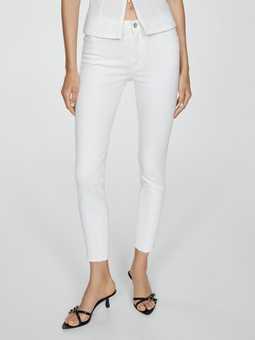 Skinny Jeans 'ISA' de la MANGO pe alb: față