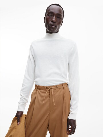 Pull-over Calvin Klein en blanc : devant