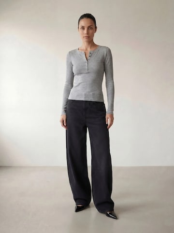 ARMIEMajica 'The Petra Henley Top - Light Grey Melange' - siva boja