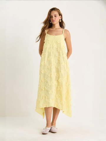 Bianco Lucci - Vestido de verão em amarelo: frente