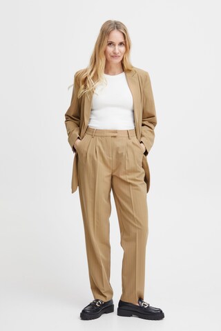 Regular Pantalon à plis 'Callie' Fransa en marron