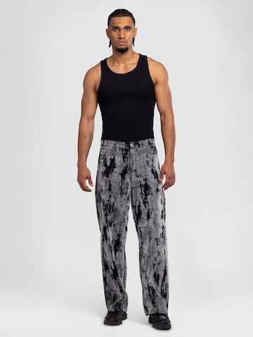 YVZ Denim Baggy Jeans 'Moon' in Grey: front