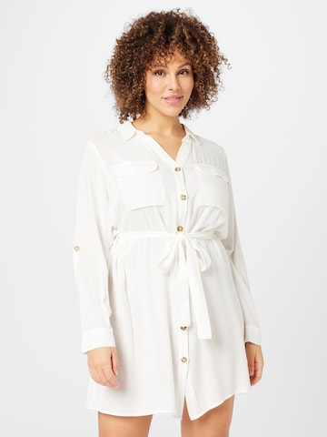 Vero Moda Curve - Vestido camisero en blanco: frente