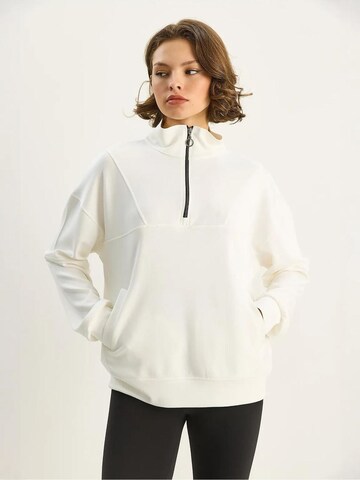 Felpa di Bianco Lucci in beige: frontale