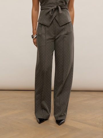 Flared Pantaloni con pieghe 'CRYSTAL PANTS' di noar studios in grigio: frontale