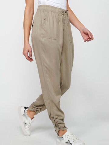 Loosefit Pantaloni sportivi di KOROSHI in grigio