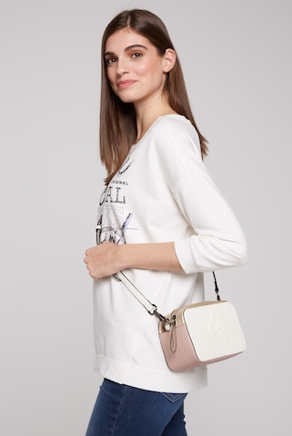 Soccx Crossbody Bag in White: front