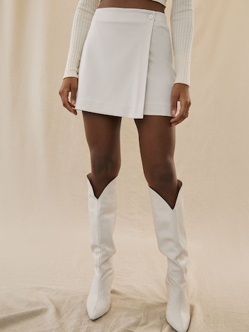 Kendall for ABOUT YOU Skirt 'Dion' in White: front