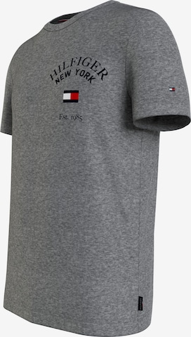 T-Shirt 'Varsity' TOMMY HILFIGER en gris