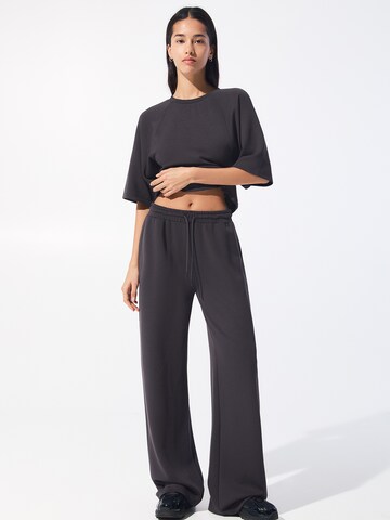 Pull&Bear Wide leg Byxa i grå